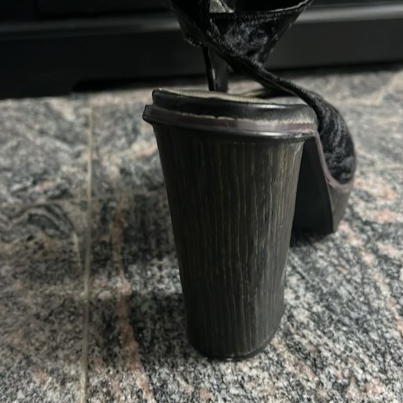 Womens very volatile black velour block heel open toe shoe size 6 - Picture 6 of 7